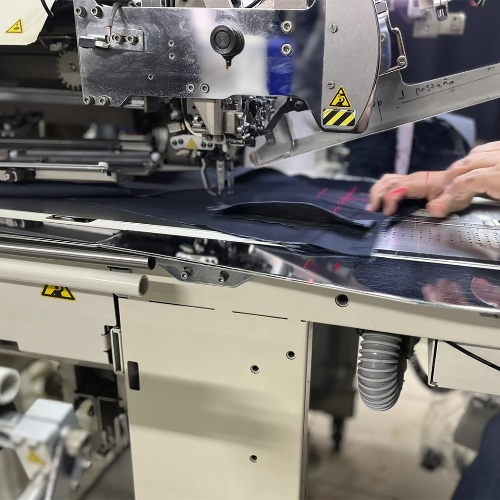 Servicio de máquina bolsillera (pantalón y saco)
Realizamos todas las operaciones en un solo paso para el desarrollo de bolsillos en los pantalones y sacos de vestir, para damas y caballeros. El tiempo de la máquina se reduce para proporcionar una mayor productividad.