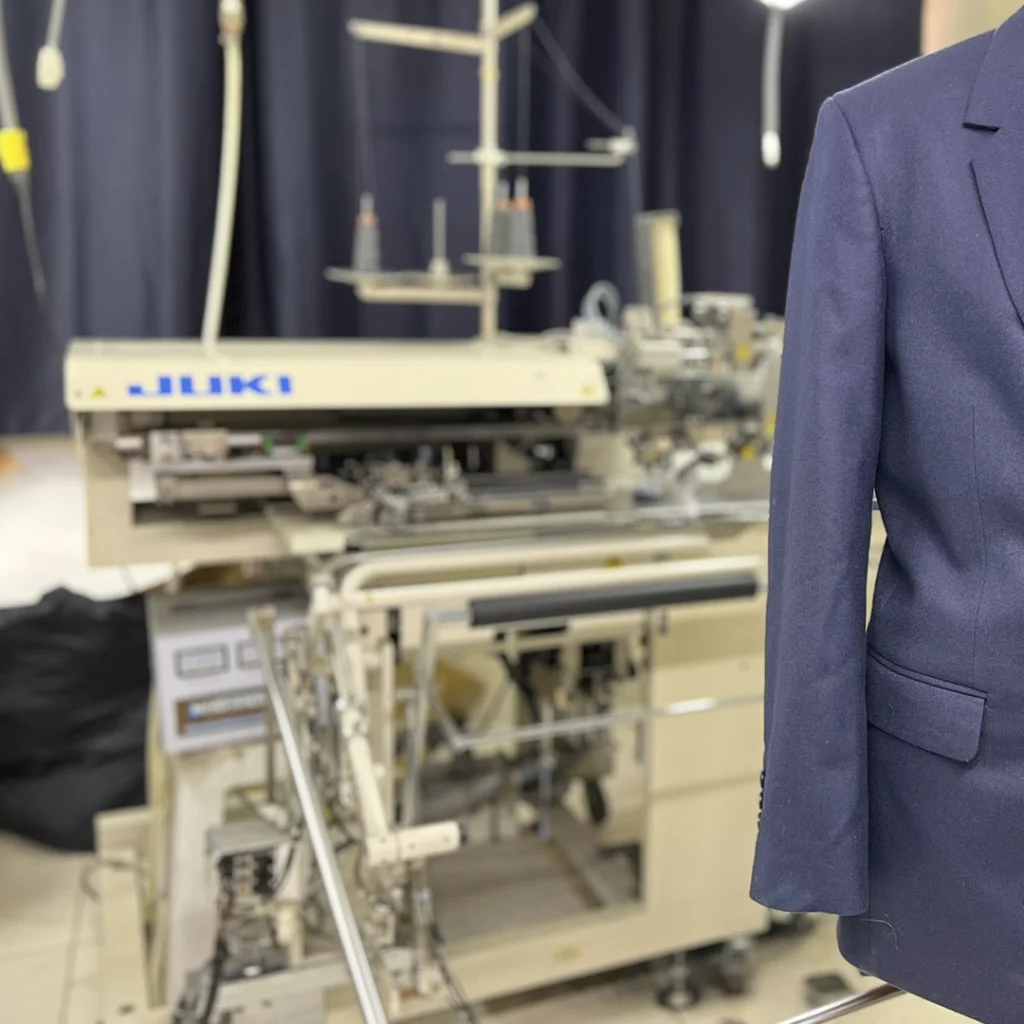 Servicio de máquina pegadora de mangas (sacos)
La máquina pegadora de mangas es la mas reciente en tecnología de vanguardia de Juki para permitir un proceso de ajuste de manga, que es el mas difícil de todos los procesos de costura. Sus funciones automáticas nos ayudan acortando tiempos de producción.