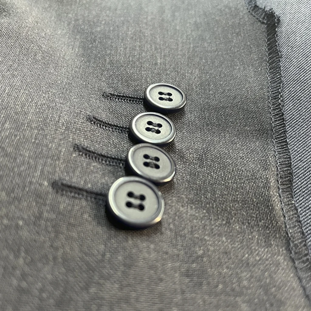Servicio de pegado de botones (sacos)
Realiza todas las operaciones para el desarrollo del pegado de botones en sacos de damas y caballeros.