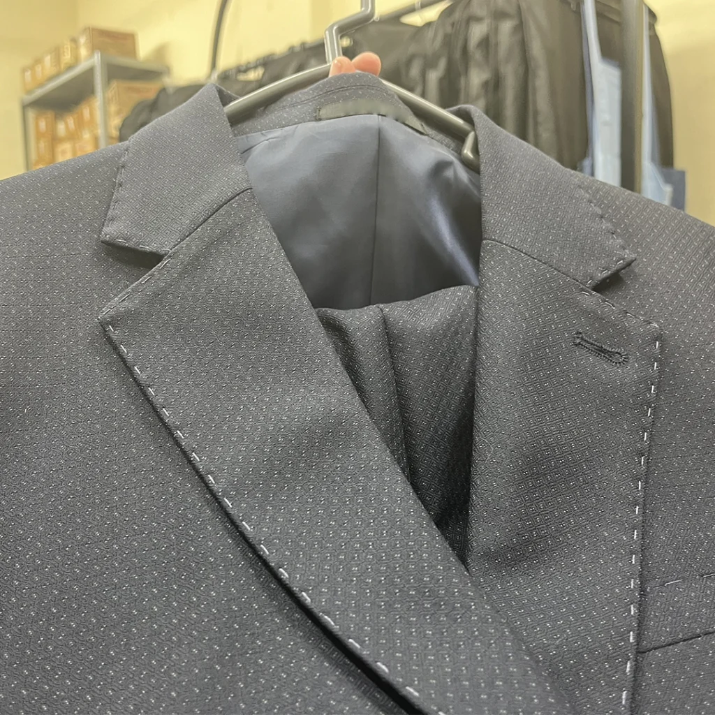 Servicio pespunte hilván externo (sacos y blusas)
Realizamos el servicio de pespunte hilván externo para sacos y blusas de damas y caballeros.