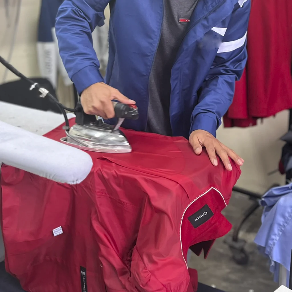 Servicio de planchas al vapor
Nuestras prensas de vapor permiten un correcto planchado para prendas de forma, así cuidamos las fibras.
Planchado de todo tipo de ropa de vestir, camisas, pantalones, sacos, blusas, etc.